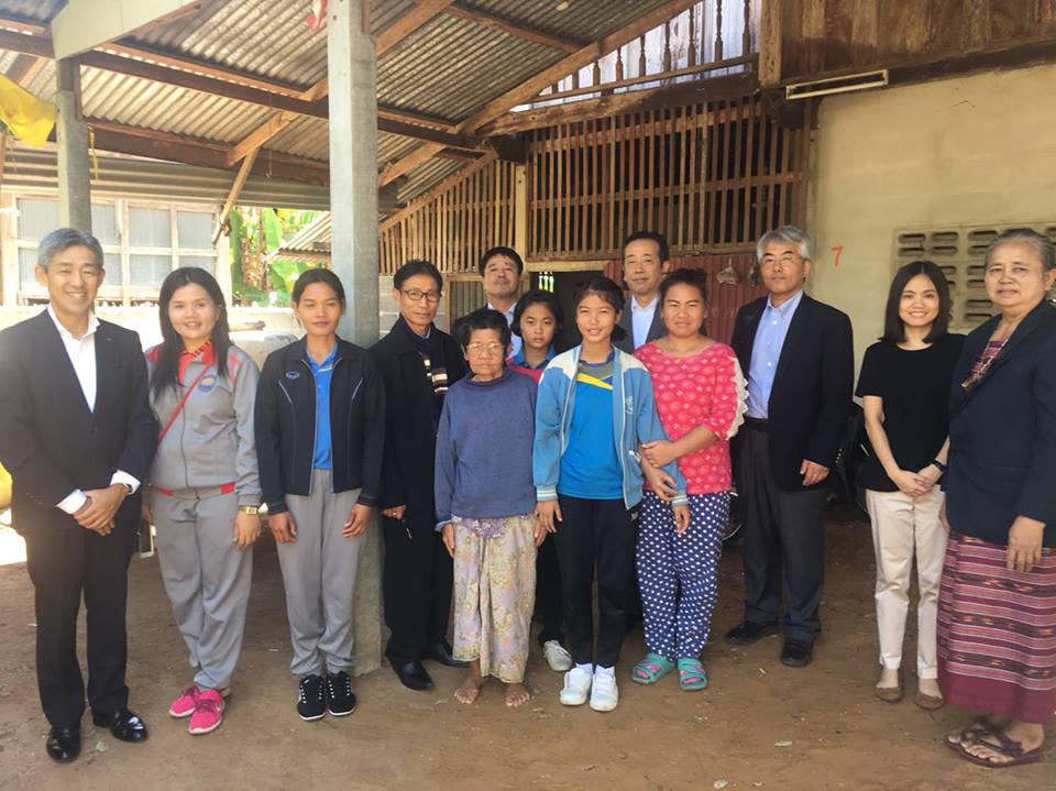 バンコク冨山県人会の皆さんが奨学生の家庭を訪問